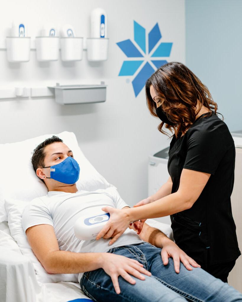 Man getting a Coolsculpting treatment